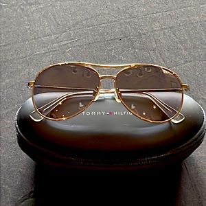 Tommy Hilfiger Aviator sunglasses